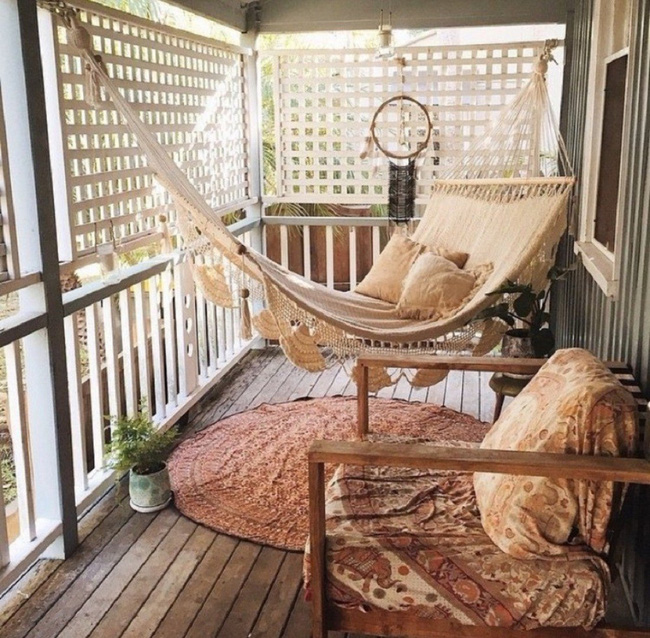Vườn trên ban công hay nhà nghỉ thiên đường với võng treo ấn tượng